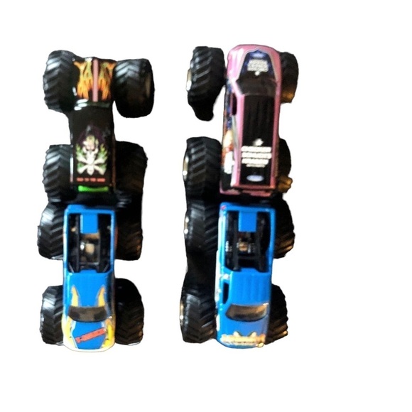 Lot of 4 Hot Wheels Monster Jam Trucks T-Maxx Grave Digger Scarlet Bandit + 1 - Picture 3 of 15